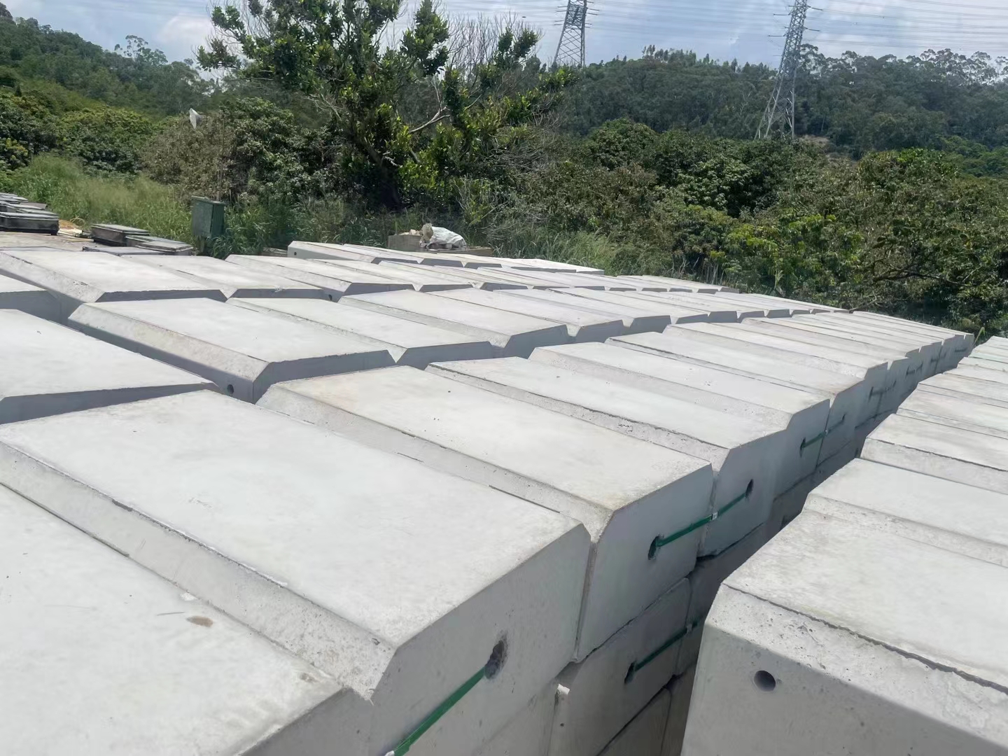 C款鍍鋅板圍擋基礎塊送龍龍華工地現(xiàn)場 